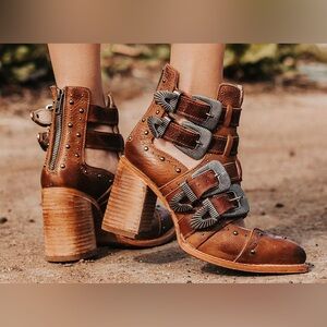 NWT Freebird boots Judge- Tan